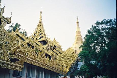 myanmar-yangoon-temple