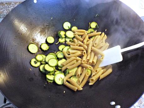 Penne integrali alle zucchine, limone, prezzemolo e semi di finocchio