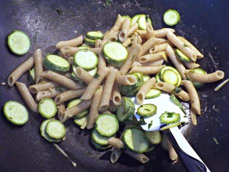 Penne integrali alle zucchine, limone, prezzemolo e semi di finocchio