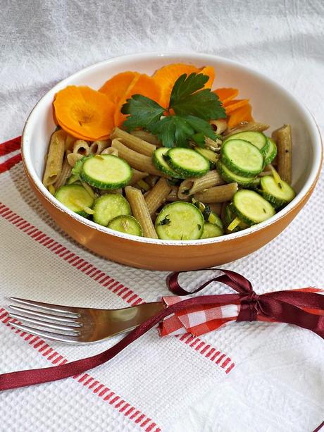 Penne integrali alle zucchine, limone, prezzemolo e semi di finocchio