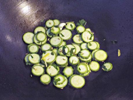 Penne integrali alle zucchine, limone, prezzemolo e semi di finocchio