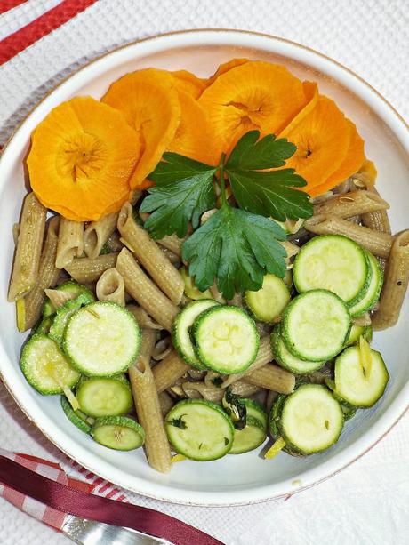 Penne integrali alle zucchine, limone, prezzemolo e semi di finocchio