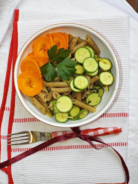 Penne integrali alle zucchine, limone, prezzemolo e semi di finocchio