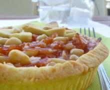 Crostata con bucce di pesca caramellate, cocco e pinoli