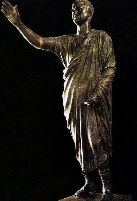 Archeologia e linguistica: “L'arringatore”, statua in bronzo di Firenze e iscrizione.