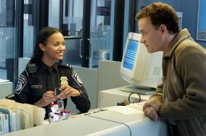 still-of-tom-hanks-and-zoe-saldana-in-the-terminal-(2004)-large-picture
