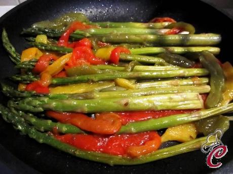 Sautè di asparagi e peperoni alla feta e nocciole: ottimizzazione e recupero di tempo e di risorse