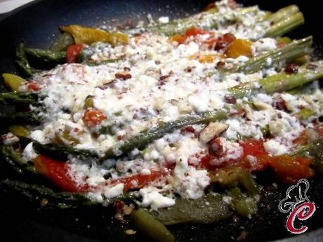 Sautè di asparagi e peperoni alla feta e nocciole: ottimizzazione e recupero di tempo e di risorse