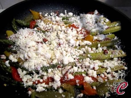 Sautè di asparagi e peperoni alla feta e nocciole: ottimizzazione e recupero di tempo e di risorse