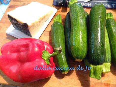 Zucchine al forno con pecorino romano e peperone rosso