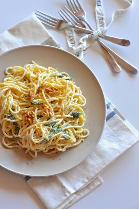 Spaghetti con limone spinaci e noci