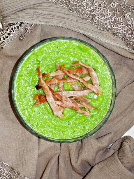 Zuppa fredda di zucchine e birra con prosciutto croccante