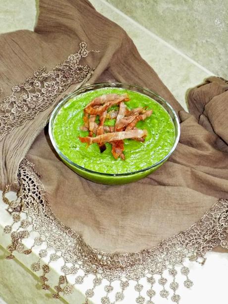 Zuppa fredda di zucchine e birra con prosciutto croccante