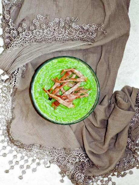 Zuppa fredda di zucchine e birra con prosciutto croccante