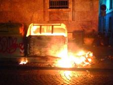 Cassonetti fiamme Toledo: teppisti camorra?