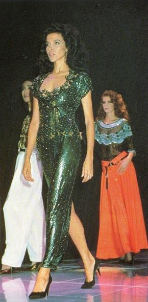 Gianni Versace 1989 - Corpetto in tulle ricamato con apòòòicazioni di strass, perline e cannette