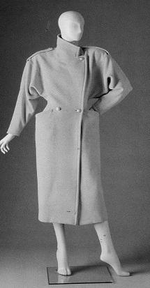 Gianni Versace 1984 - In questa collezione affronta il tema dell'abbigliamento maschile ripensato in chiave femminile