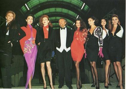Gianni Versace 1989 - Foto insieme alle sue modelle per innagurazione dell'Atelier alla Gare d'Orsay a Parigi