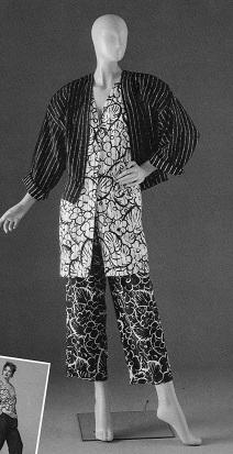 Gianni Versace 1985 - Vengono abbandonati ogni riferimento etnico-storico e folk, per dedicarsi allo studio della stampa del tessuto