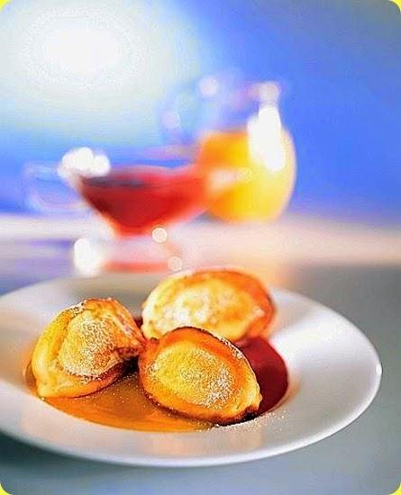 Frittelle di ricotta con salsa di mango e frutti di bosco