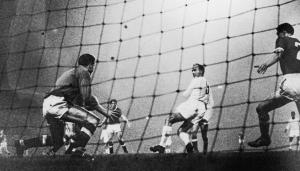 Alfredo Di Stefano, durante un Real Madrid - Machester United (theguardian.com)