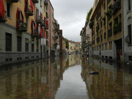 L'esondazione del Seveso nel quartiere Isola, a Milano (© photo Francesca Mandelli)