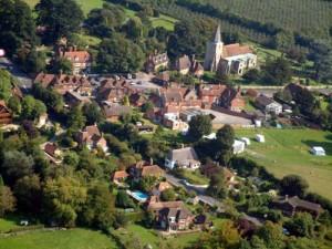 Dall'alto sembra un grazioso villaggio inglese di campagna, ma il cartello all'entrata del paese consiglia di guidare piano ... molto piano .................