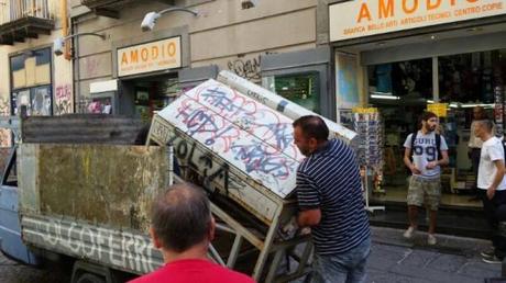 Port'Alba, il Comune sta sequestrando le bancarelle dei libri 