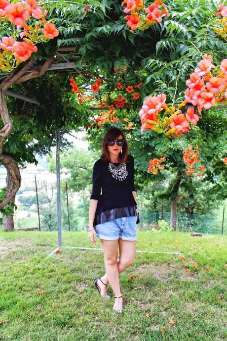 Outfit: Shorts di jeans e top peplo nero