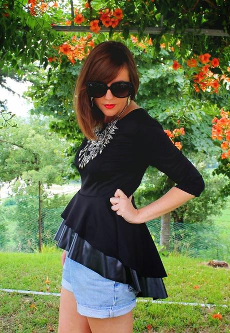 Outfit: Shorts di jeans e top peplo nero