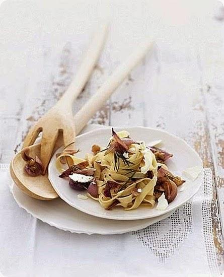 Fettuccine con confit di scalogni e formaggio di capra