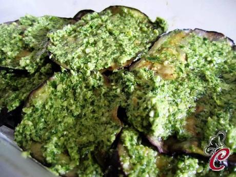 Melanzane grigliate al pesto di sedano: piaceri semplici e condivisioni che infondono gioia