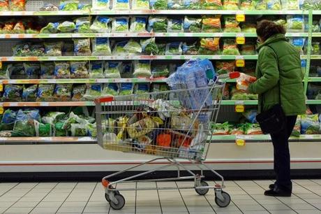 Dati Istat, giù la spesa: sempre più famiglie mangiano peggio
