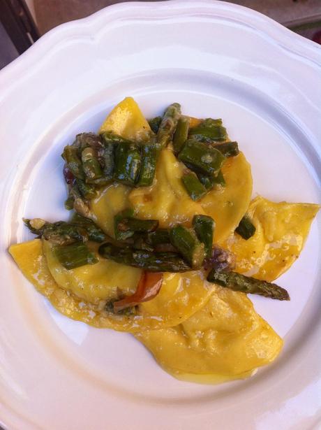 Tortelli di patate con asparagi verdi di Altedo