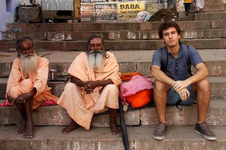 Flavio Restelli con due sadhu a Varanasi. Foto di MR