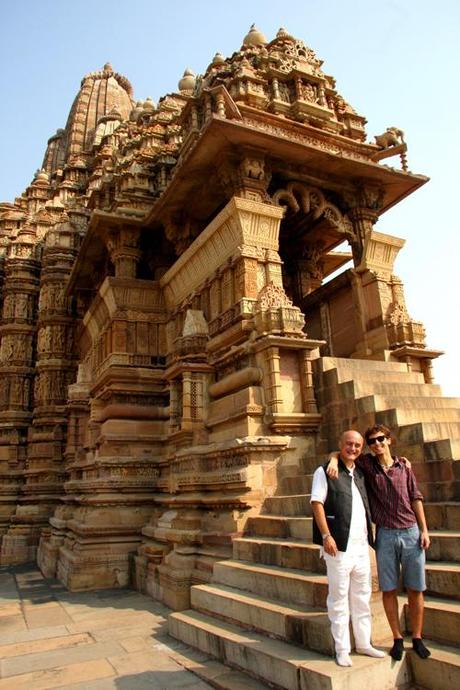 Marco e Flavio Restelli davanti a un tempio hindu a Khajuraho. 