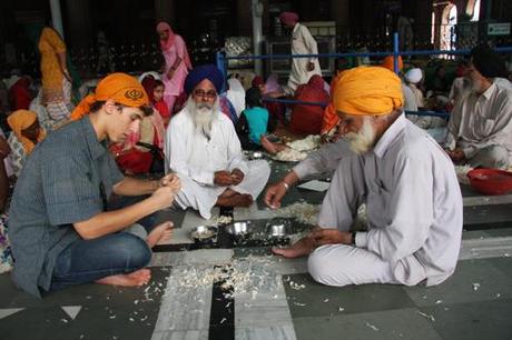 Flavio Edoardo Restelli pela l'aglio con i sikh nelle cucine del Tempio d'Oro di Amritsar. Foto di MR