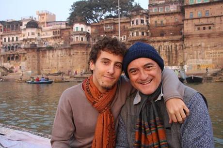 Flavio e Marco Restelli all'alba sul Gange a Varanasi.