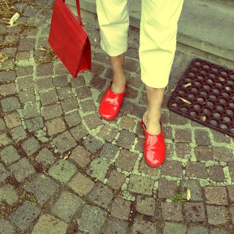 JIL SANDER RED BAG AND WHITE PANTS