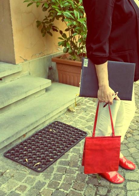 JIL SANDER RED BAG AND WHITE PANTS