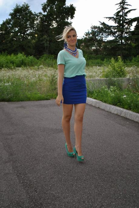 outfit blu e verde acqua outfit gonna elasticizzata blu e tshirt verde acqua fblogger lookbook streetstyle #fblogger #lookbook #streetstyle  outfit luglio 2014 outfit estivi outfit estate 2014 fashion blogger italiane fashion blogger bionde ragazze italiane outfit di mariafelicia magno fashion blogger di colorblock by felym outfit di colorblock by felym fashion blog di mariafelicia magno collana blu con pietre majique london gioielli majique scarpe pimkie pimkie total look coda alta outfit con tshirt a v decolletè verde acqua orecchini blu in macramè con zirconi azzurri