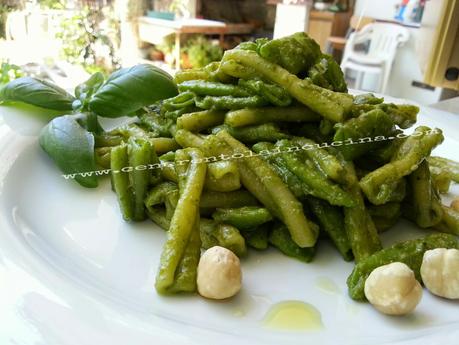 Casarecce con fagiolini e pesto di basilico e nocciole.