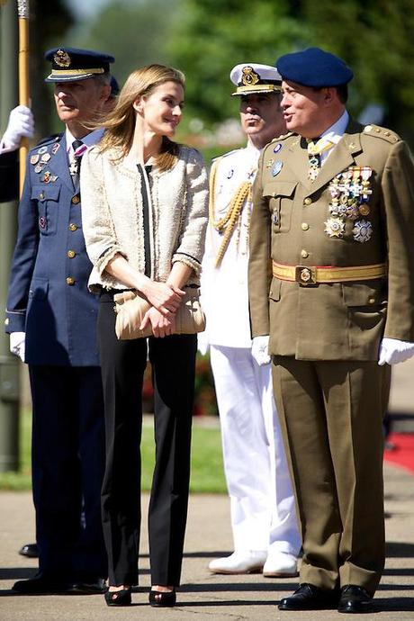 La regina Letizia non molla: in pantaloni a un atto militare