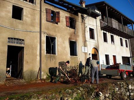 Brucia la casa della Resistenza