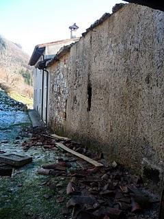 Brucia la casa della Resistenza