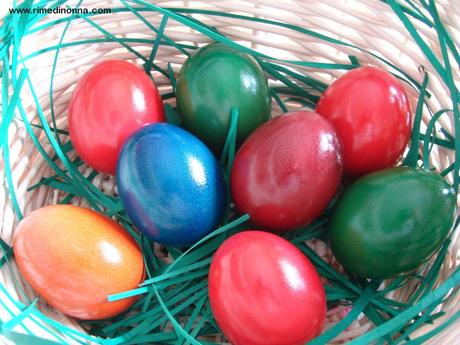 Colorare le uovo in modo naturale