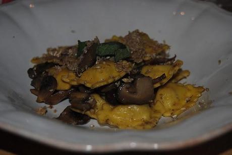 Ravioli di morlacco con funghi e tartufo bianco