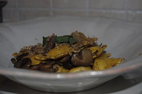 Ravioli di morlacco con funghi e tartufo bianco