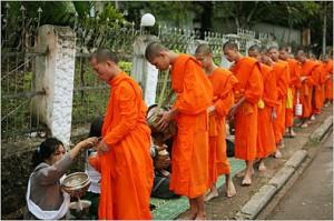 la questua dei monaci buddhisti a Luang Prabang