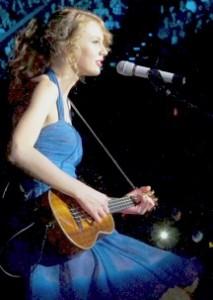 Taylor Swift suona l'ukulele durante il suo concerto di Singapore mercoledì scorso